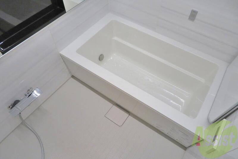 バス・シャワールーム　広々とした浴槽に壁の柄もオシャレできれいですね