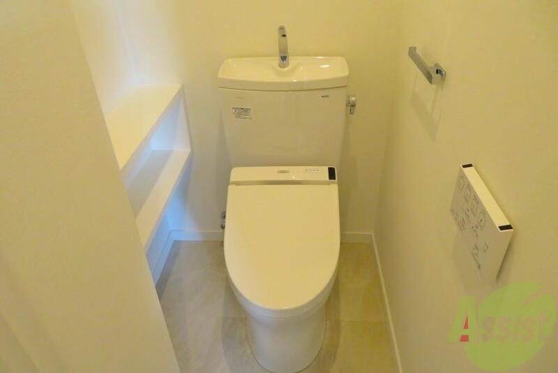 トイレ　トイレは、ウォシュレット付きで棚とタオル掛けが付いています。