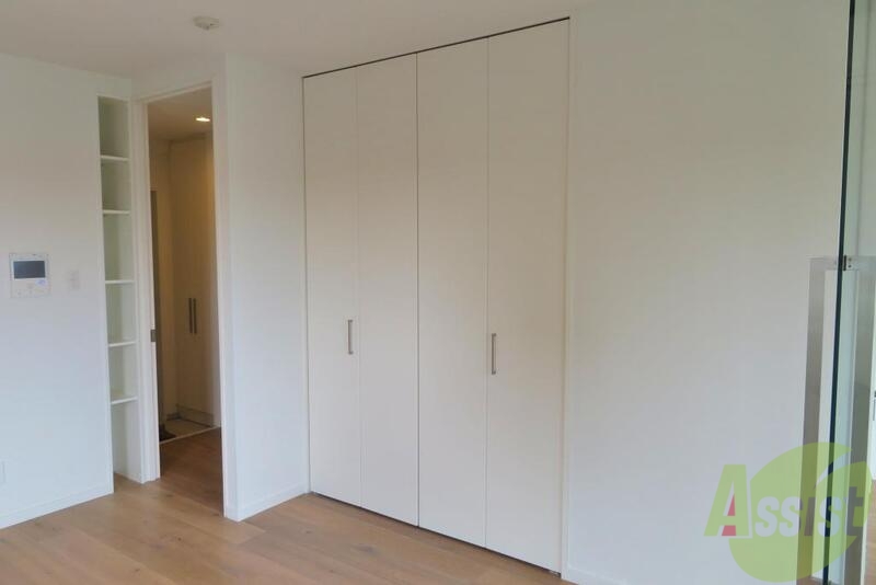 収納　クローゼットがこんな感じで色は白で可愛らしい収納ですね