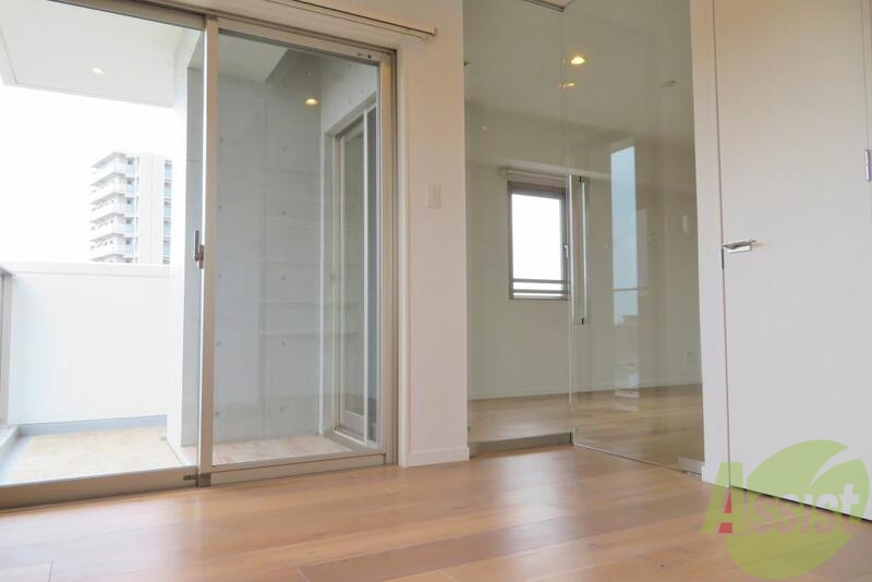 その他部屋・スペース　寝室は、こんな感じでドアがガラス張りでオシャレですね