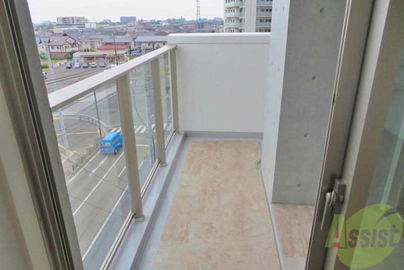 バルコニー　バルコニーは、こんな感じで角部屋なので広々としていますね