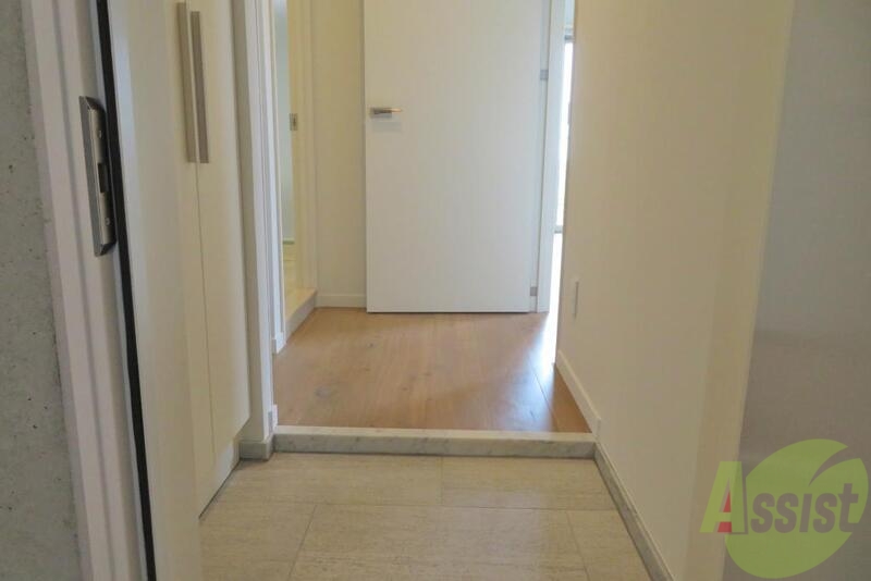 玄関　玄関入って右にリビング左にトイレと浴室があります