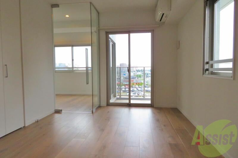 居室・リビング　リビングはフローリングで日差しが入って気持ちよさそうですね