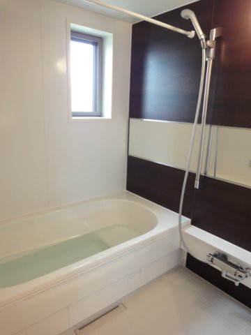 バス・シャワールーム　コンパクトで使いやすいお風呂です