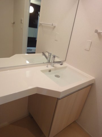 洗面設備　明るい洗面所です