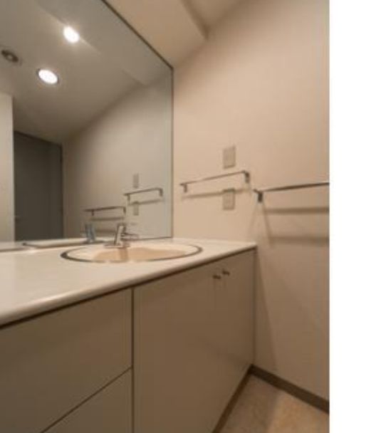 洗面設備　明るい洗面所です