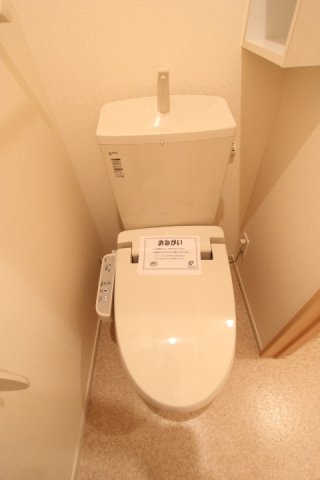 トイレ　落ち着いた色調のトイレです