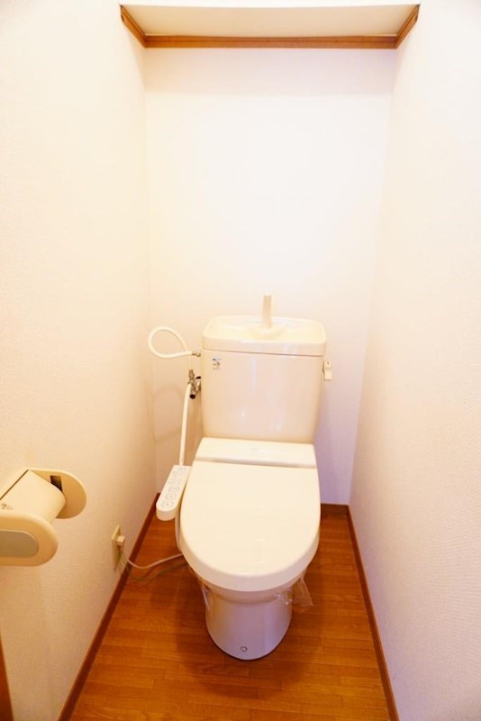 トイレ　トイレは快適な温水洗浄便座付き