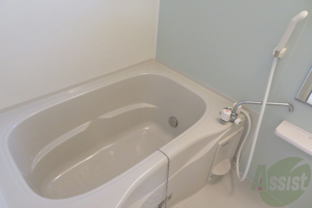 バス・シャワールーム　追焚機能がついているのでいつでも温かいお風呂に入れますよ。