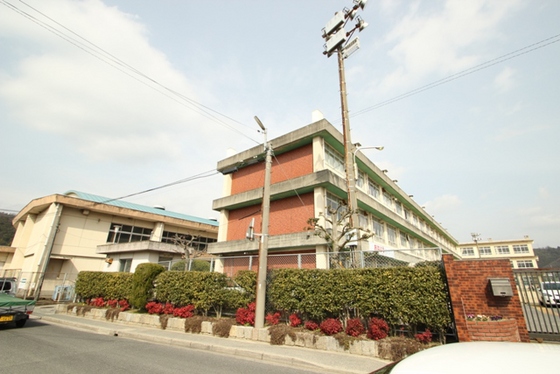 小学校　広島市立三入小学校（小学校）まで331m