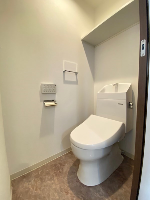 トイレ　落ち着いた色調のトイレです