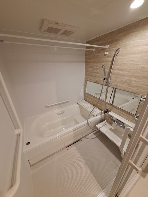 バス・シャワールーム　栓を閉めればボタン一つでオートバス