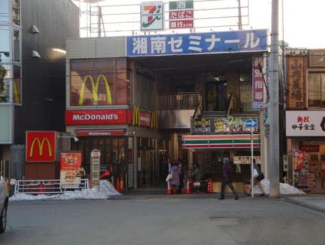 コンビニ　セブンイレブン横浜鴨居駅前店（コンビニ）まで425m