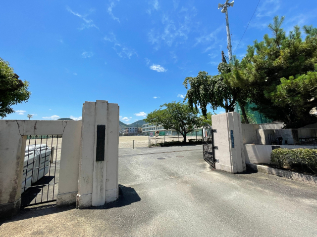 中学校　静岡市立籠上中学校（中学校）まで1172m