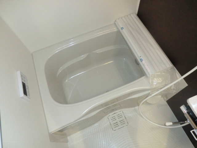 バス・シャワールーム　追い焚き機能・浴室乾燥機付きです☆