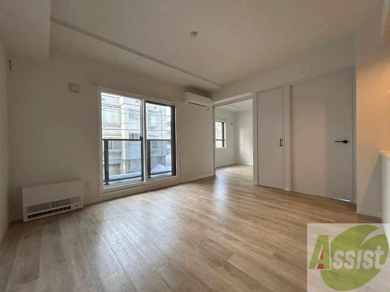 居室・リビング　白さが清潔感を出してくれます。お部屋も明るいですね。