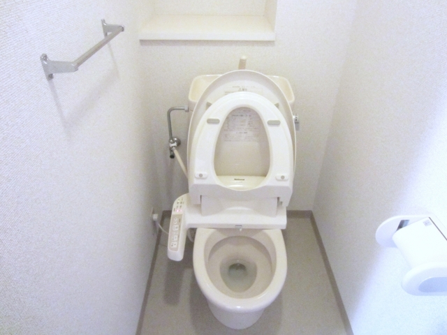 トイレ　トイレは綺麗で温水洗浄便座付です！