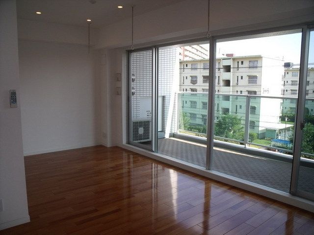 居室・リビング　前面ガラスで明るいお部屋