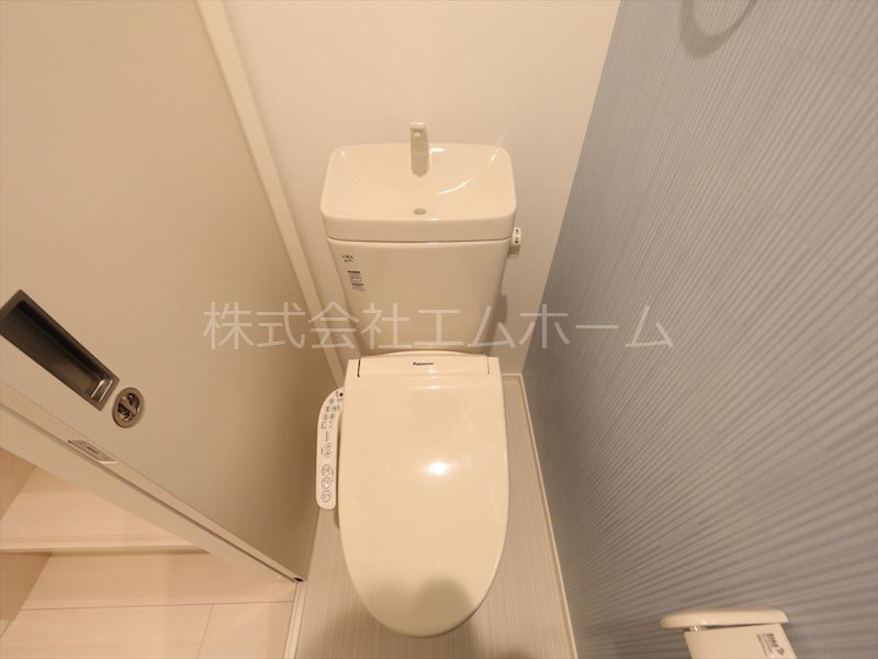 トイレ　温水洗浄暖房便座付トイレ　同型写真