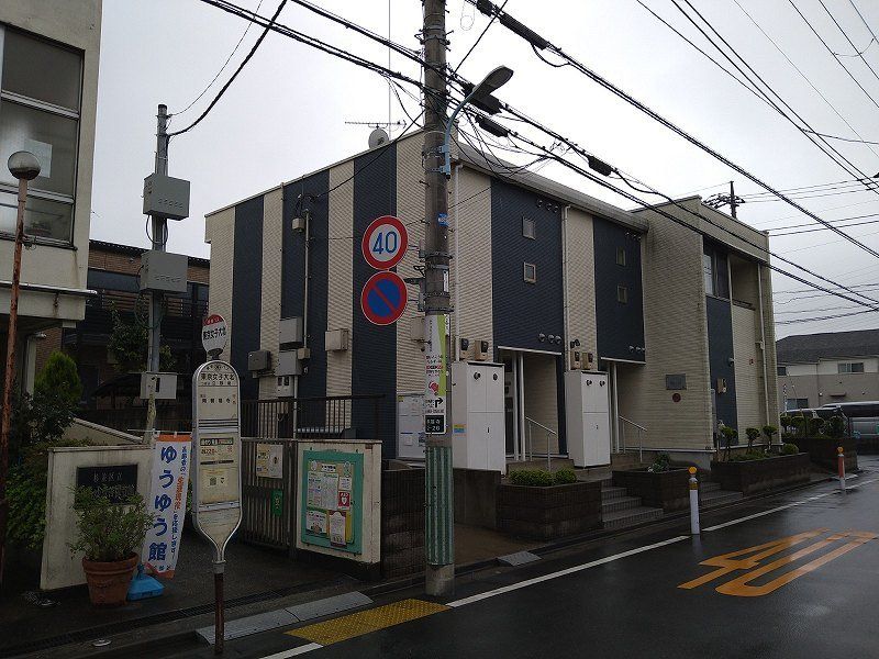 エントランス　目の前がバス停