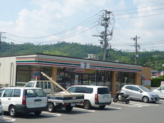 コンビニ　セブンイレブン（コンビニ）まで889m