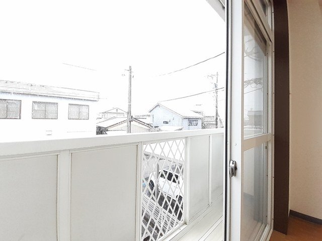バルコニー　暖かな日差しのふりそそぐバルコニー