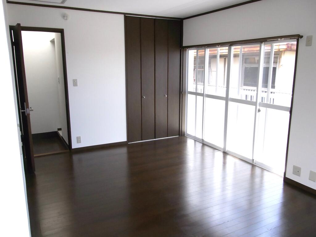 その他　大きな窓から光が差し込みます