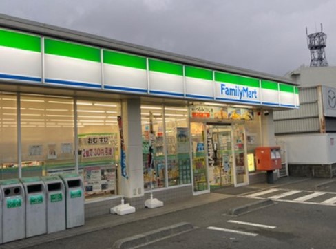 コンビニ　ファミリーマート 鍛冶ヶ谷二丁目店（コンビニ）まで1573m