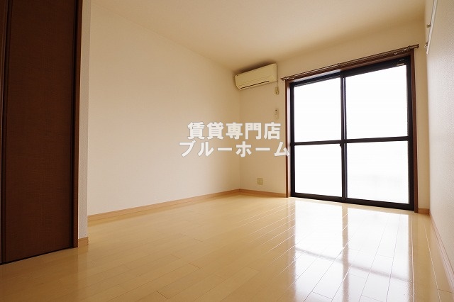 居室・リビング　広々とした洋室！