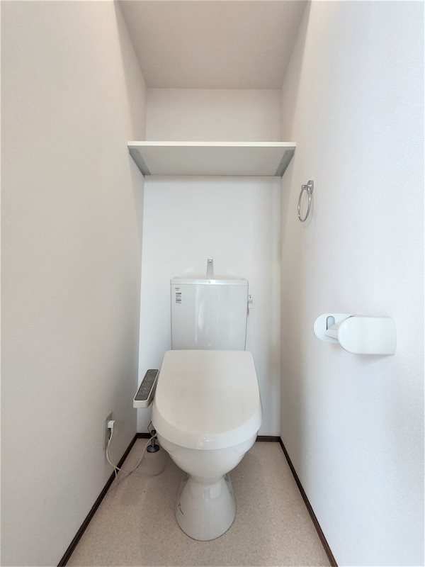 トイレ　温水洗浄便座付きのトイレです。
