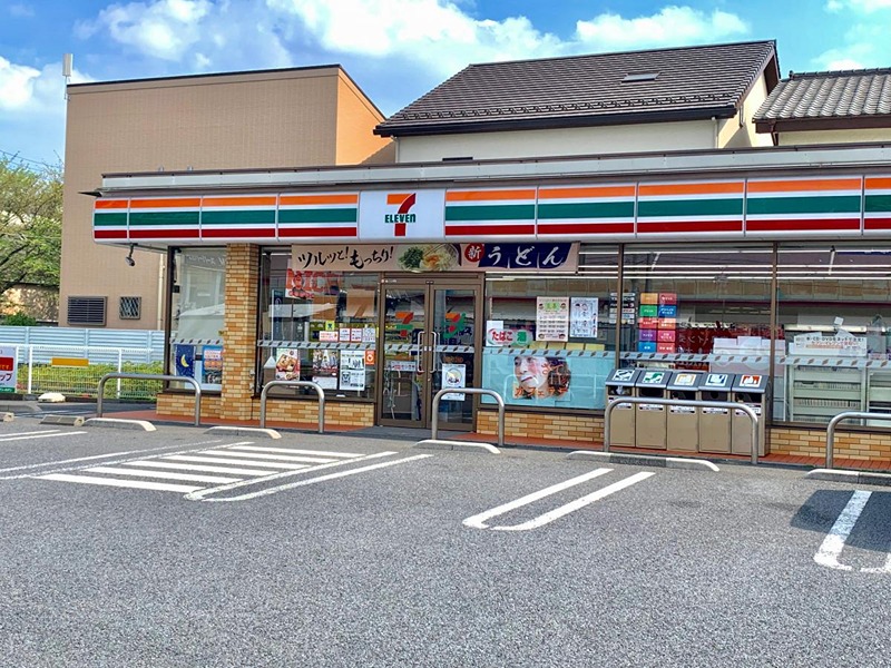 コンビニ　セブンイレブン 草加栄町1丁目店（コンビニ）まで590m