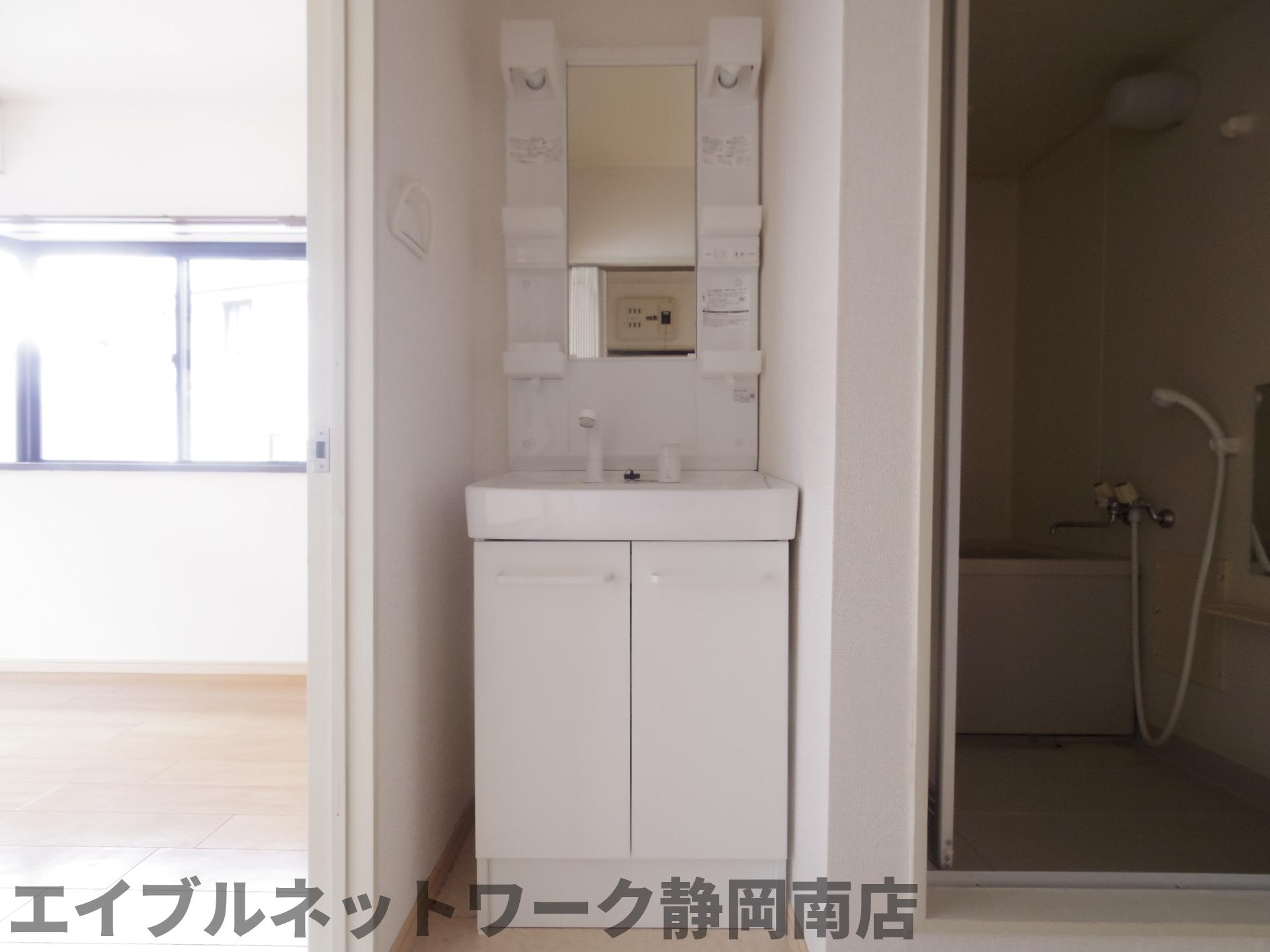 洗面設備　ゆったりとスペースのある洗面所