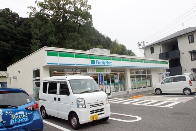 コンビニ　ファミリーマート（コンビニ）まで271m