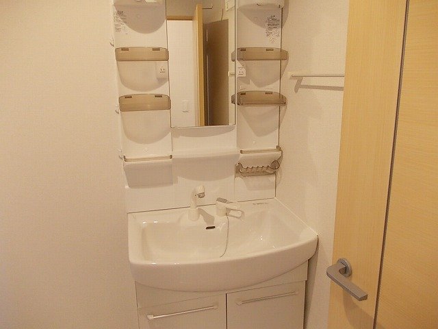 洗面設備　明るい洗面所です
