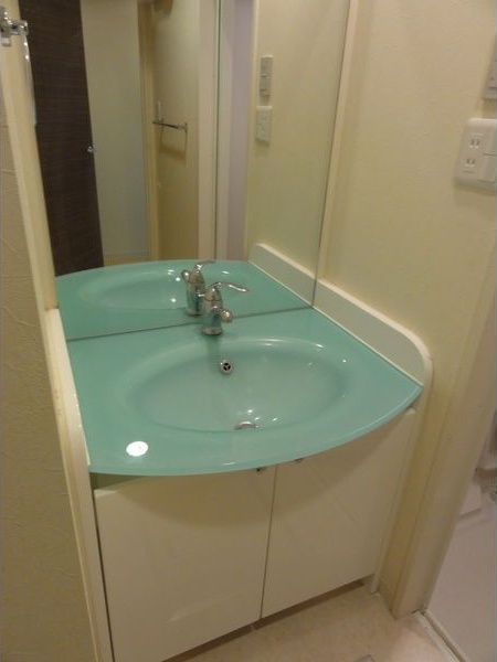 洗面設備　※写真は同じマンションの違う部屋のものになります。