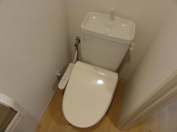 トイレ　※写真は同じマンションの違う部屋のものになります。