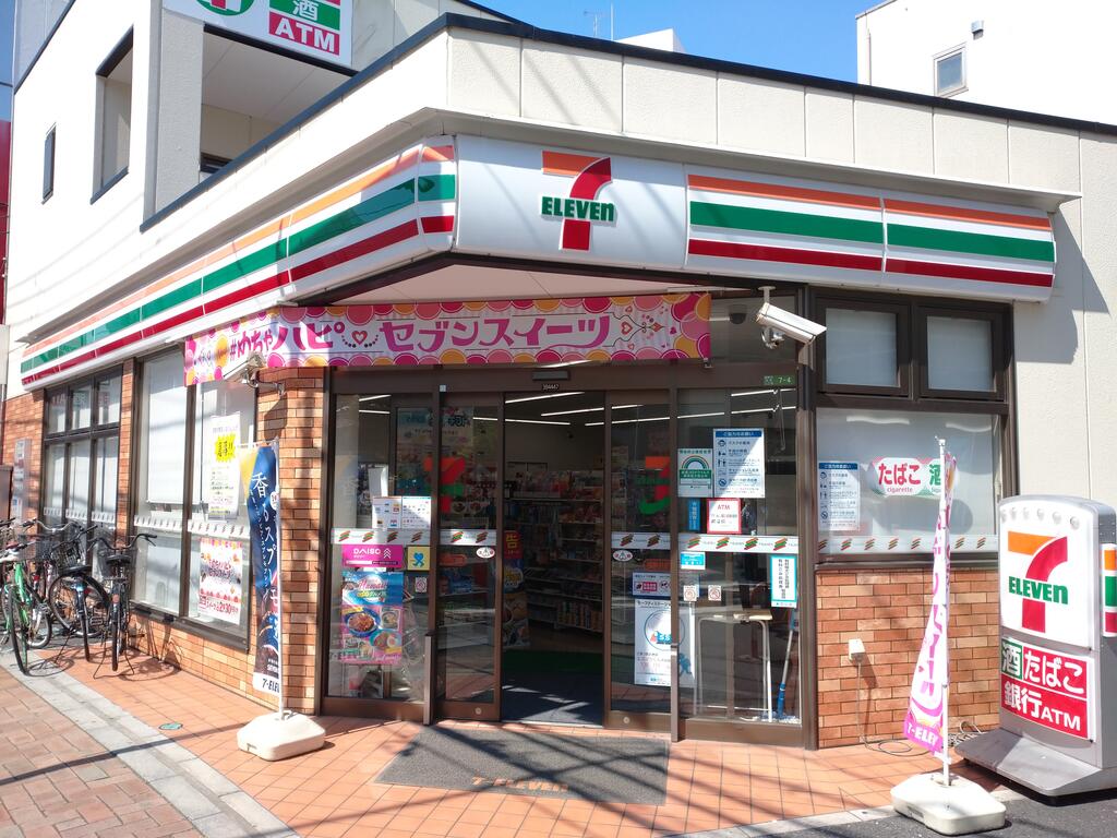コンビニ　セブンイレブン西新井駅西口店（コンビニ）まで345m