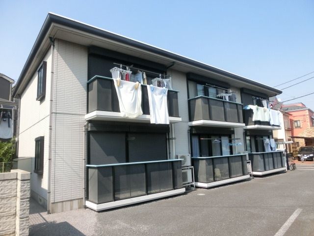 建物外観　全室南向きの物件です。付近にコンビニがあります