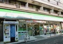 コンビニ　ファミリーマート駒場四丁目店（コンビニ）まで403m
