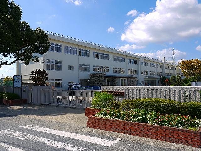 中学校　川西町三宅町組合立式下中学校（中学校）まで834m