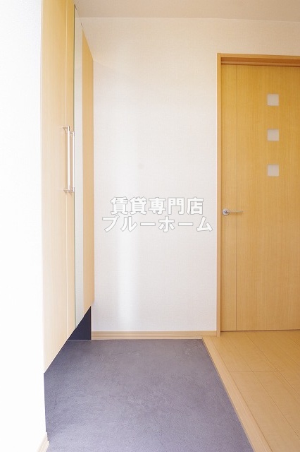 玄関　鏡付きで使いやすい玄関！