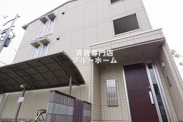 建物外観　軽量鉄骨造3階建て！