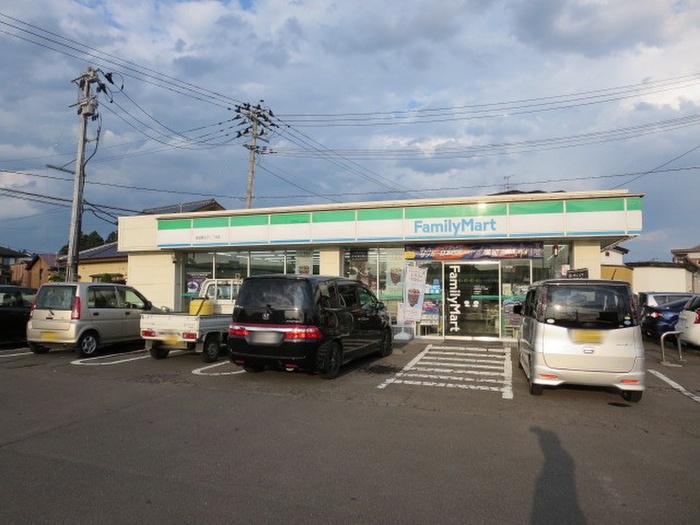 コンビニ　ファミリーマート（コンビニ）まで299m