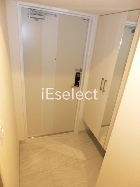 玄関　鏡付きで身だしなみバッチリ