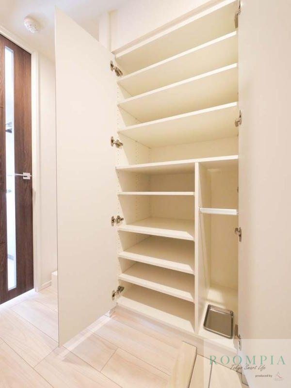 玄関　※同タイプの別のお部屋です。