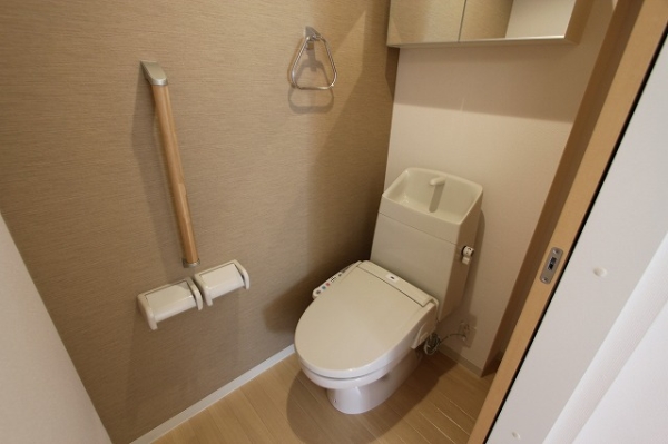 トイレ　温水シャワー付きトイレです