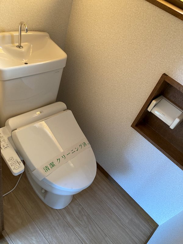 トイレ　小窓のある明るいトイレです！