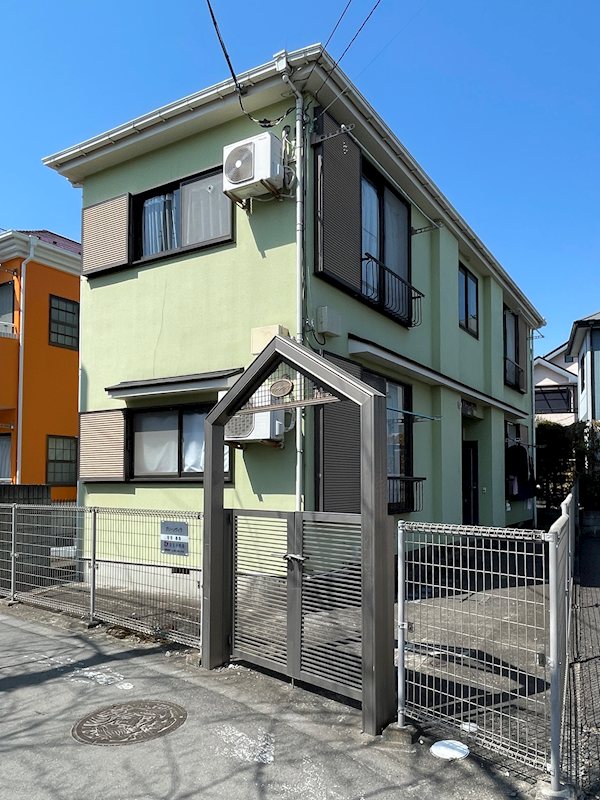 建物外観　門扉付きの女性専用のアパートです
