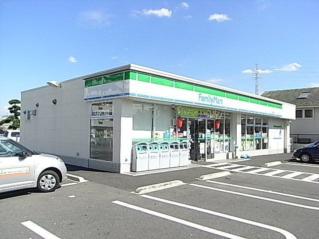 コンビニ　ファミリーマート（コンビニ）まで400m