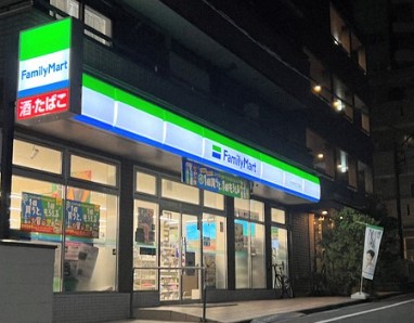 コンビニ　ファミリーマート代々木三丁目店（コンビニ）まで211m
